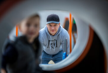 Sesja rodzinna na placu zabaw Lifestyle Augustynowicz Tomasz Fotografia
