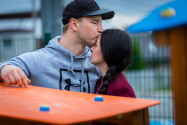 Sesja rodzinna na placu zabaw Lifestyle Augustynowicz Tomasz Fotografia